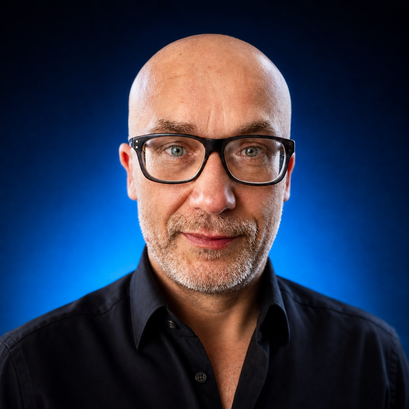 Mariusz Hojda, autor selekcji Koomberg, na niebieskim tle